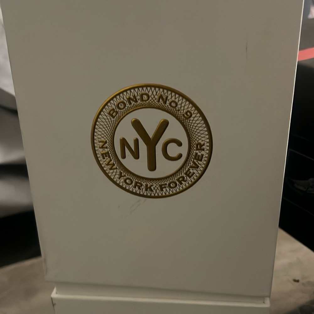 Bottom of unisex cologne from bond no9 
New York forever very elegant!!!